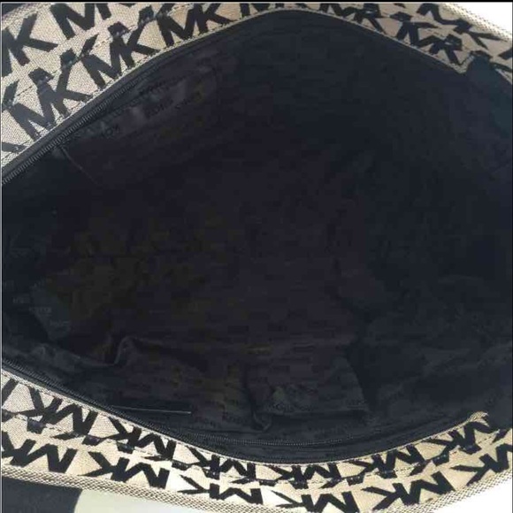 ❌SOLD❌ Michael Kors Travel bag - Picture 3 of 4