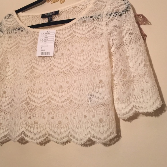 White lace cropped top - Picture 3 of 3