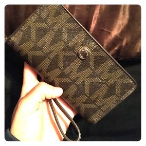 MK WRISTLET WALLET