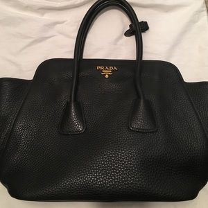 Prada (Black)