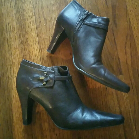 Booties in Dark Brown