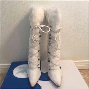 ❌SOLD❌ White suede faux fur boots from Shiek