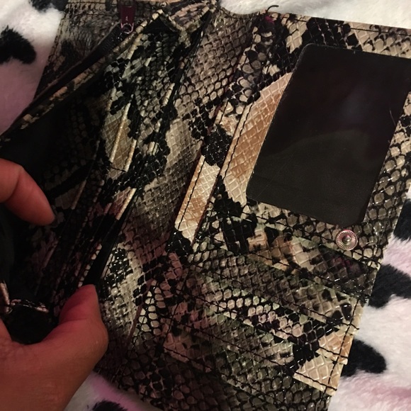 Kenneth Cole Python Wallet 😊 - Picture 3 of 4