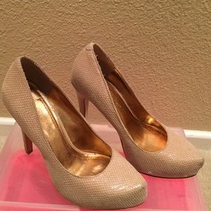 BCBGeneration Neutral Heels Size 5.5 B