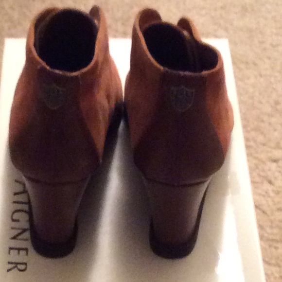 Etienne Aigner wedge suede booties - Picture 3 of 4