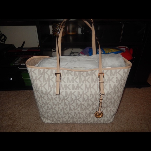 Michael Kors Handbags - SALE!! Michael Kors jet set vanilla tote BNWT💕😍✨