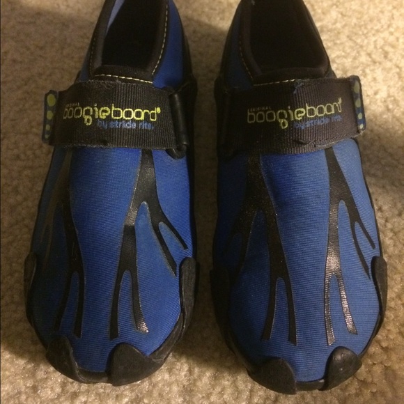 Boys size 10 like new water shoes price is firm $8 - Picture 1 of 2