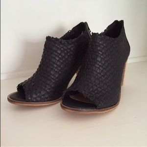 Open toe chunky heel bootie 😍