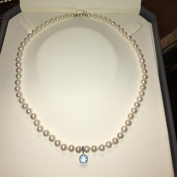 Genuine pearl necklace with aquamarine stone
