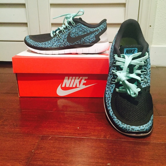 NWT Nike Free 5.0 sz7 in blue lagoon print and blk - Picture 2 of 4