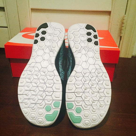 NWT Nike Free 5.0 sz7 in blue lagoon print and blk - Picture 3 of 4