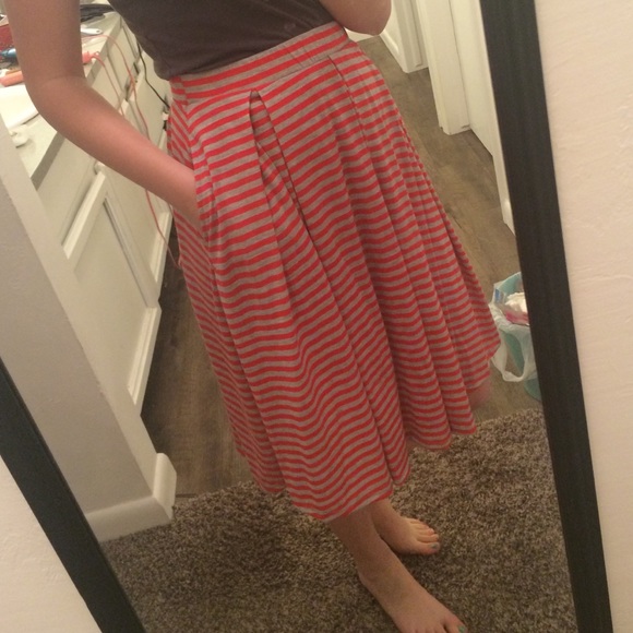 Knee length skirt with pockets