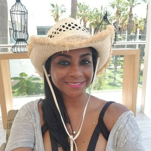 Meet your Posher, Angela - Picture 2 of 3