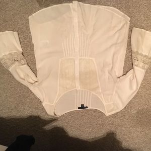 American eagle top off white color, is a SM fits M