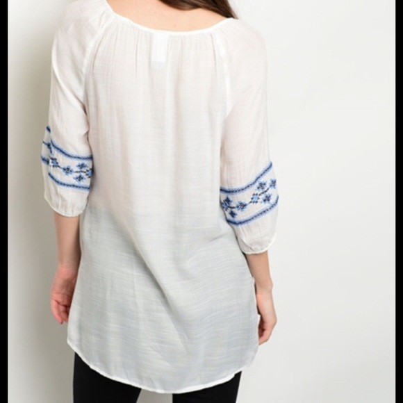 Beautiful white tunic with blue detail - Picture 2 of 4