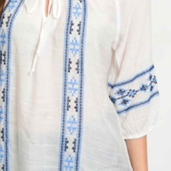 Beautiful white tunic with blue detail - Picture 3 of 4