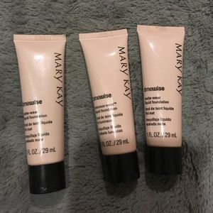 Bundle of 2 + 1 liquid foundation.