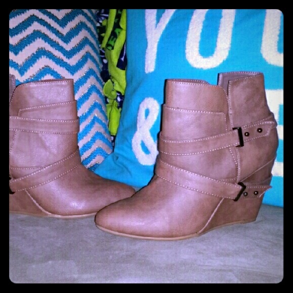 Sz 8 Charolette russe wedge boots!!
