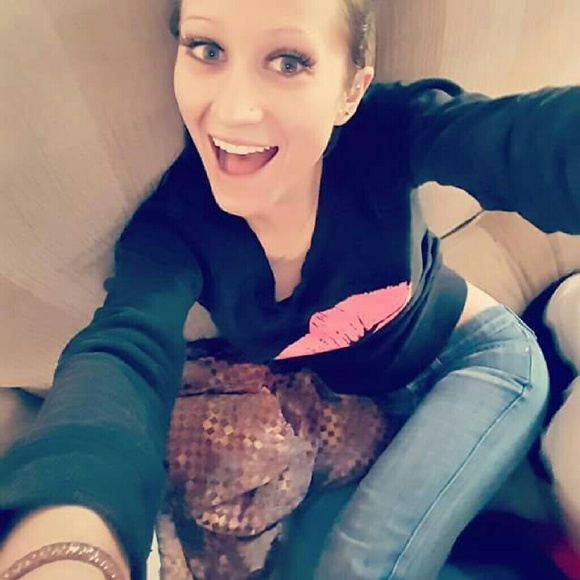 Meet your Posher, Janai - Picture 2 of 4