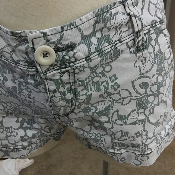 Aeropostale Patterned Shorts - Picture 2 of 4