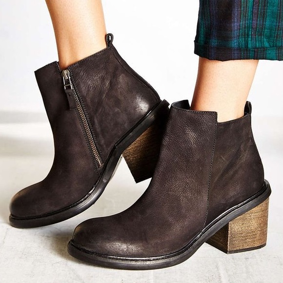 Silence and Noise Chunky Zipper Boot