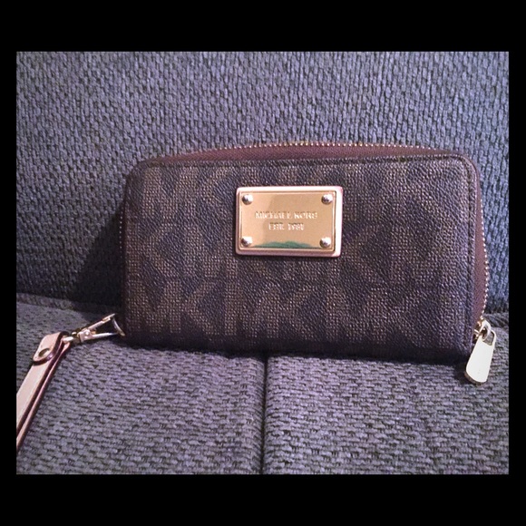 Brown Michael kors cellphone clutch fits iPhone 5.