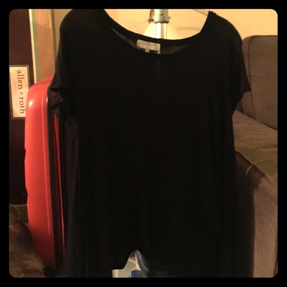 Black shirt with loose shoulders - Picture 1 of 3