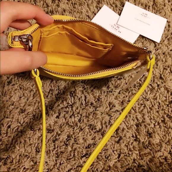 NWT！COACH Yellow Furry Wristlet - Picture 2 of 3