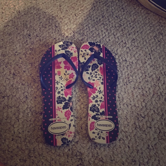 Colourful printed flip flops. Havaianas.