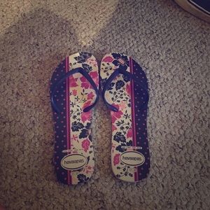 Colourful printed flip flops. Havaianas.