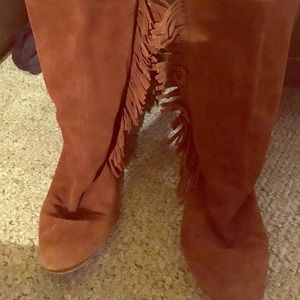 Suede brown boots.