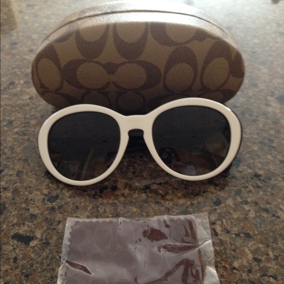 NWT Coach black & white Lindsay sunglasses - Picture 4 of 4