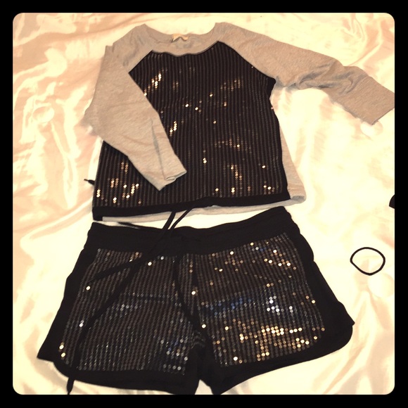 🎉🎉PRICE DROP🎉🎉Cute sequin short set.