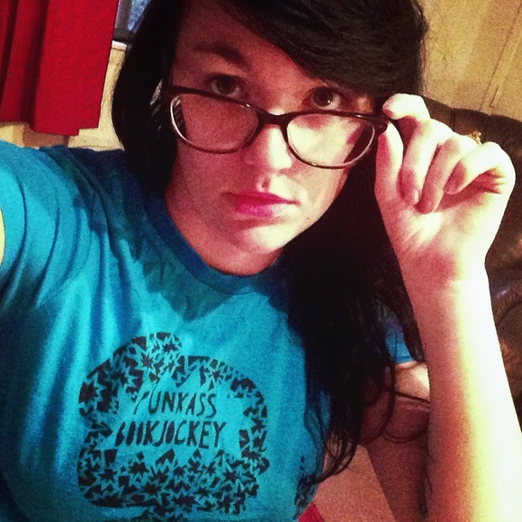 Meet your Posher, Laura - Picture 2 of 2