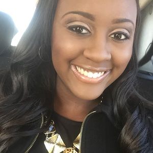 Meet your Posher, Adoria