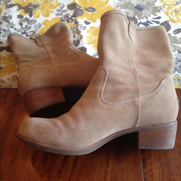 SOLD. Ugg Rioni Spring Boot - Picture 2 of 4