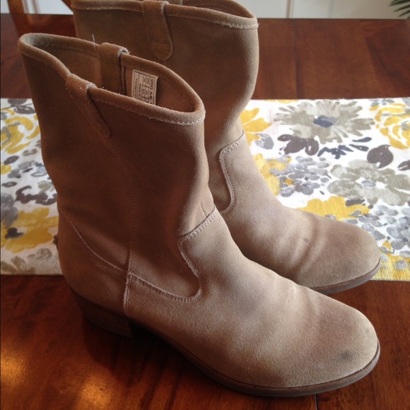 SOLD. Ugg Rioni Spring Boot - Picture 3 of 4