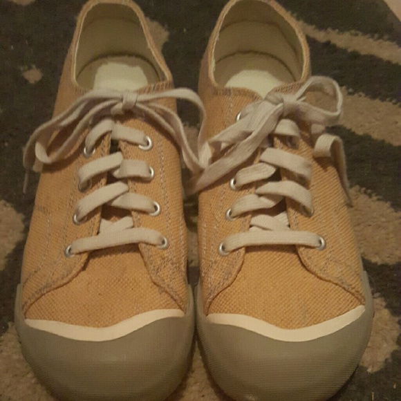 Keen tennis shoes size 9