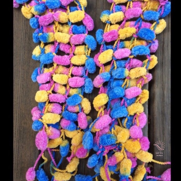 NEW 🌷 Kid's Hand Made Scarf - Picture 2 of 3