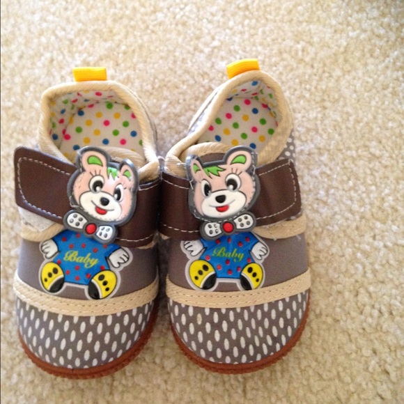 BRAND NEW squeaky baby walking shoes