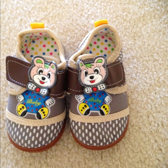 BRAND NEW squeaky baby walking shoes