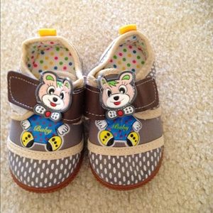 BRAND NEW squeaky baby walking shoes