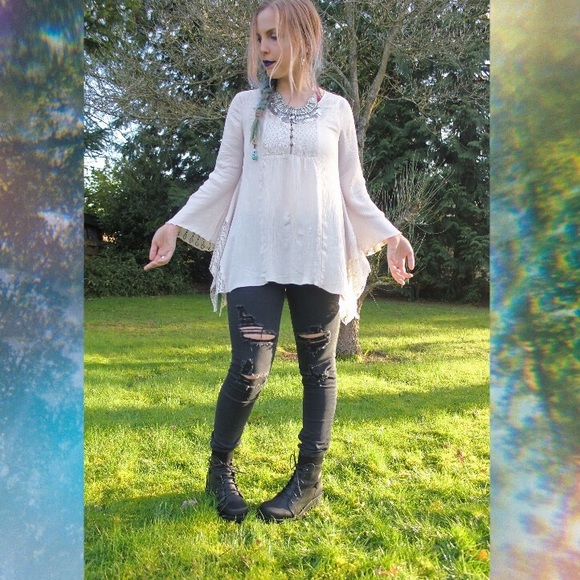 Final SALE 1 L left! πBoho Lace Bell Sleeve - Picture 4 of 4