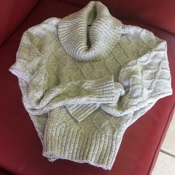 Forever 21 Sweaters - ⭐️FLASH SALE⭐️Forever 21 Cropped Cowl Sweater