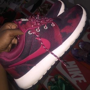 Maroon roshe runs