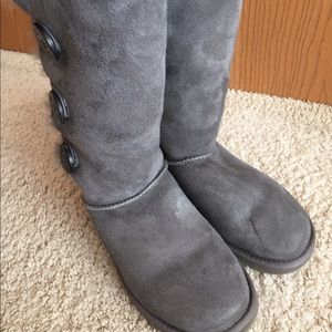 🎈Price cut 🎈Uggs, Bailey button up - Size 6
