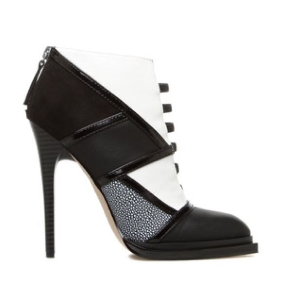 🔳Colorblock Tuxedo inspired heeled bootie 🔲