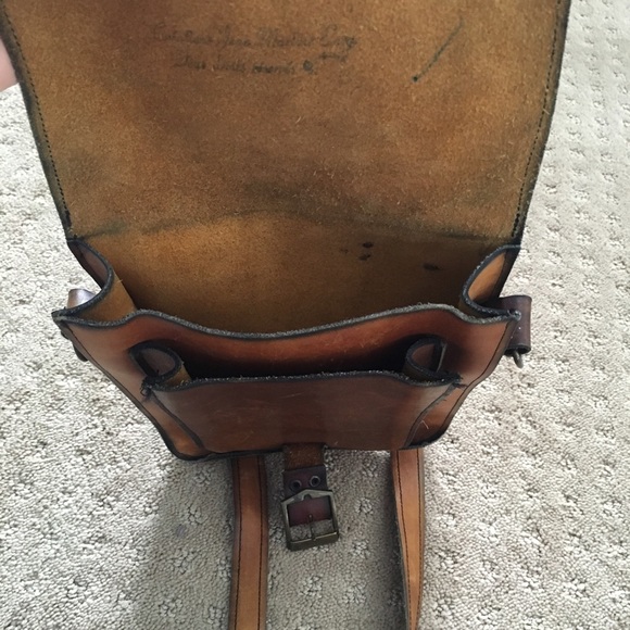 🚫🚫SOLD Vintage leather distressed crossbody - Picture 3 of 4