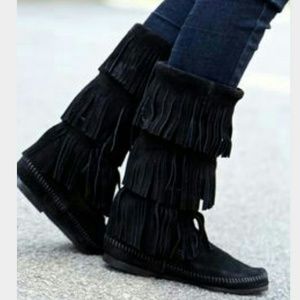 Minnetonka 3-layer black fringe boot size 10
