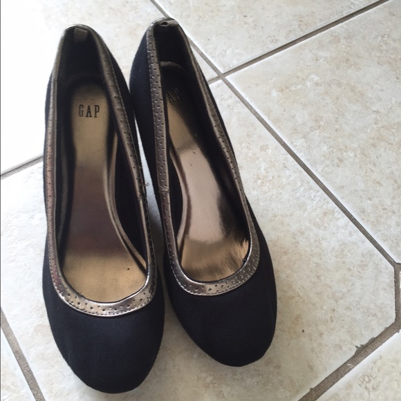 Gap back/ silver wedges